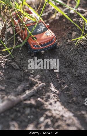 Kleine rote off Road Auto Spielzeug in der Natur. Miniatur Stockfoto