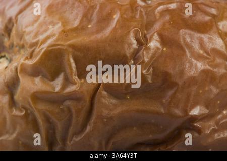 Fauler Apfel. Teil Braun und Teil rot Stockfoto