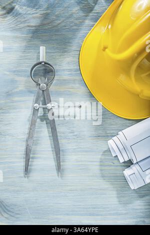 Trenner-Konstruktionszeichnungen Schutzhelm auf Holzbrettbaukonzept Stockfoto