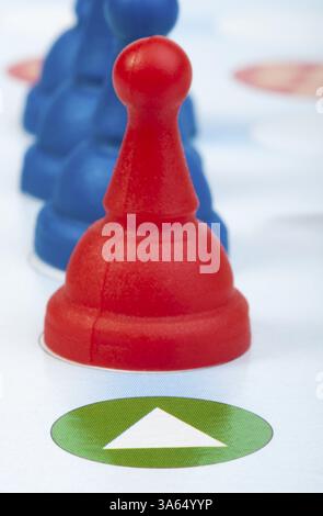 Rote und blaue Spiel Bauern weiß isoliert. Lideship Konzeption Stockfoto