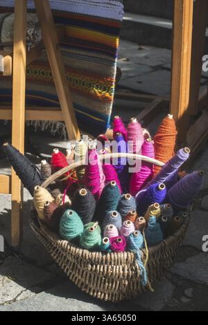 Oldtimer Rollen bunte Garn in sonnte sich Stockfoto
