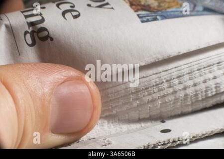 Haufen von Zeitungen Nahaufnahme Makro erschossen. Menschliche finger Stockfoto