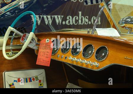 Toronto, ON, Kanada – 9. September 2024: Ein klassisches Holzboot-Armaturenbrett mit Vintage-Anzeigen und zweisprachigen Sicherheitskennzeichen wird im Toronto Inte ausgestellt Stockfoto
