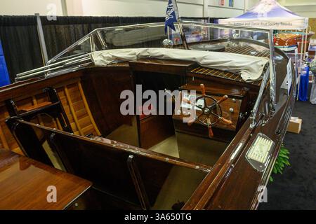 Toronto, ON, Kanada – 9. September 2024: Das restaurierte Ruder und die Innenausstattung eines 1959 Century Resorters werden im Toronto International Boat Sho ausgestellt Stockfoto
