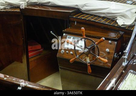 Toronto, ON, Kanada – 9. September 2024: Das restaurierte Ruder und die Innenausstattung eines 1959 Century Resorters werden im Toronto International Boat Sho ausgestellt Stockfoto