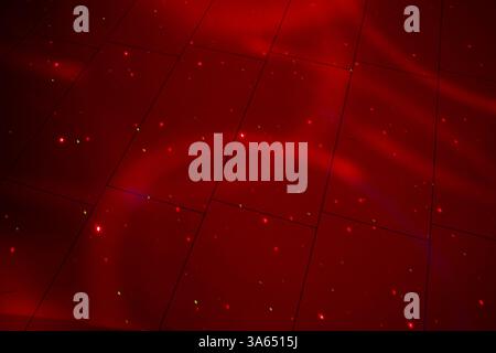 Disco mit bunten Lichtern. Tanzen Stockfoto