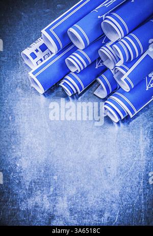 Haufen von blaugewalzten Bauplänen auf dem Konzept der metallischen Hintergrundinstandhaltung Stockfoto