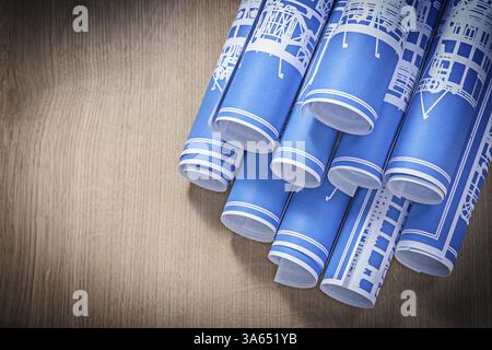 Blauer Bauplan Rollen auf Holzbrett, Draufsicht-Konzept Stockfoto