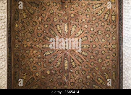 Islamische Ornamente an der Wand. Arabische Symbole Stockfoto