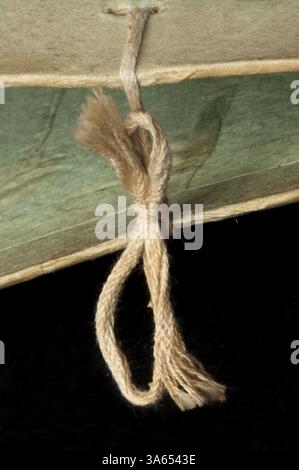 Alten Ordner "zerrissenen" mit einem Seil gefesselt Stockfoto