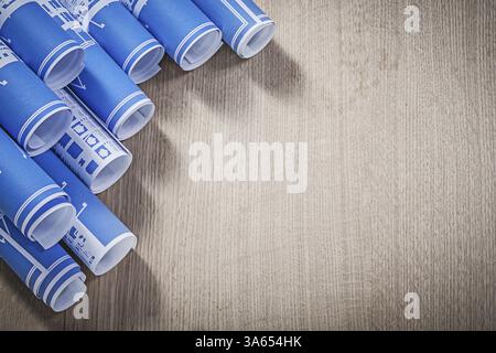 Auswahl blauer Baupläne auf Holzbrett Stockfoto