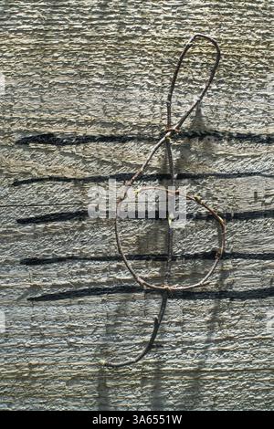 Musiknoten-Konzeption. Hölzerne Noten und Blätter Stockfoto