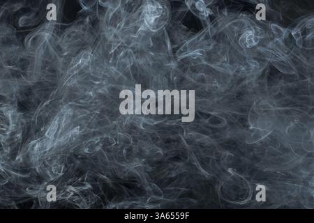 Rauchen Sie auf schwarzem Hintergrund. Wirbel und Kunst Stockfoto