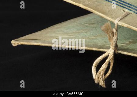 Alten Ordner "zerrissenen" mit einem Seil gefesselt Stockfoto