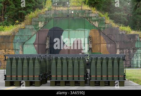 Paletten mit 155-mm-Artilleriemunition Stockfoto