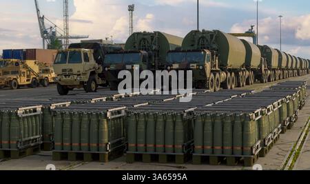 Paletten mit 155-mm-Artilleriemunition Stockfoto