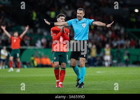 Lissabon, Portugal. März 2025. Schiedsrichter Slavko Vincic gibt im Viertelfinale der UEFA Nations League Leg-zwei-Spiel zwischen Portugal und Dänemark im Estadio Jose Alvalade Gesten. (Endpunktzahl: Portugal 5 - 2 Dänemark) Credit: SOPA Images Limited/Alamy Live News Stockfoto