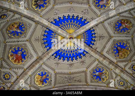 Nahaufnahme der Decke in der Kathedrale von Como (Cattedrale di Santa Maria Assunta Duomo di Como) – Como, Italien – 05. März 2025 Stockfoto
