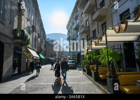 Menschen, die die Via Giuseppe Garibaldi Straße hinunterlaufen – Como, Italien – 05. März 2025 Stockfoto