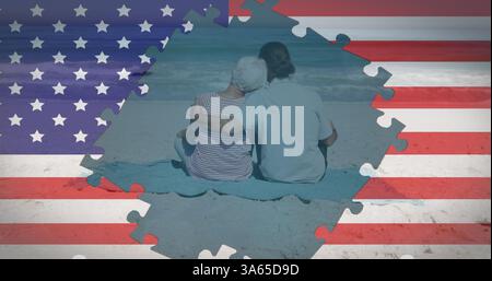 Bild eines Puzzles mit amerikanischer Flagge, das ältere Ehepaar enthüllt, das sich am Strand umgibt Stockfoto