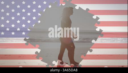 Bild von Feuerwerk und Puzzles mit amerikanischer Flagge, in denen Paare am Strand spazieren gehen Stockfoto
