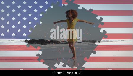 Bild von Puzzles mit amerikanischer Flagge, die Konfetti und Frauen enthüllen, die sich am Strand drehen Stockfoto