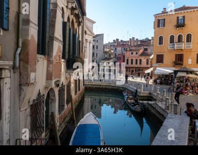 Friedliche Aussicht auf Rio della Maddalena, einen schmalen Kanal in Venedig, gesäumt von historischen Gebäuden, bietet einen Einblick in das alltägliche venezianische Leben in der Nähe der Stockfoto