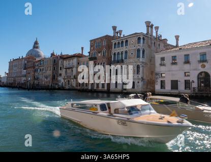 Atemberaubende Aussicht auf den Canal Grande, die Hauptwasserstraße von Venedig, gesäumt von historischen Palästen, belebten Gondeln und Vaporettos, die das Wesen von Vene einfangen Stockfoto