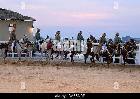 Einheimische und Expats feiern den Nationalfeiertag Katars in Darb Al Saai Stockfoto
