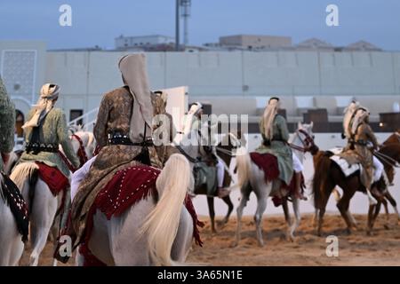 Einheimische und Expats feiern den Nationalfeiertag Katars in Darb Al Saai Stockfoto