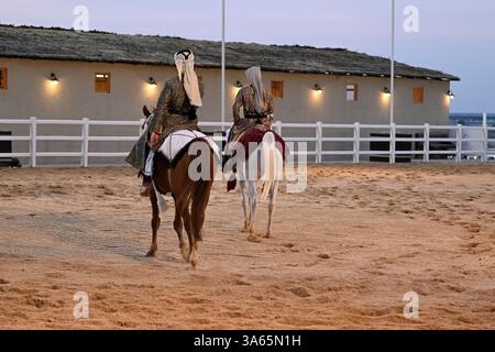 Einheimische und Expats feiern den Nationalfeiertag Katars in Darb Al Saai Stockfoto
