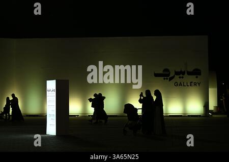Einheimische und Expats feiern den Nationalfeiertag Katars in Darb Al Saai Stockfoto