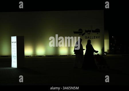 Einheimische und Expats feiern den Nationalfeiertag Katars in Darb Al Saai Stockfoto