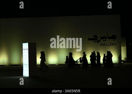 Einheimische und Expats feiern den Nationalfeiertag Katars in Darb Al Saai Stockfoto