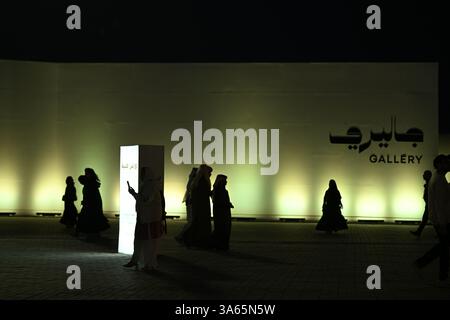 Einheimische und Expats feiern den Nationalfeiertag Katars in Darb Al Saai Stockfoto