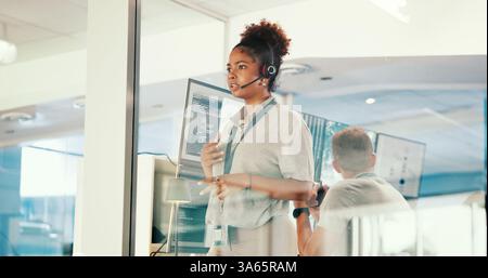 Bedenken, Kontrollraum und Headset mit Frau am Flughafen für Kommunikation, Sicherheit oder Wetteraktualisierung. Computerbildschirm, Bericht und Denken mit Luft Stockfoto
