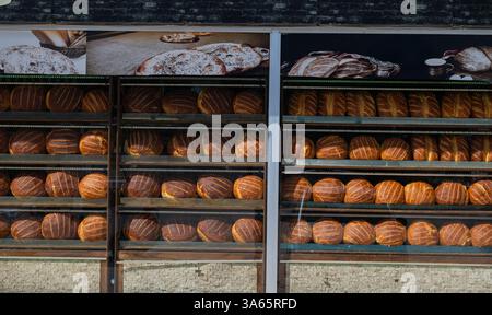 Brote im Fenster der Bäckerei. Stockfoto