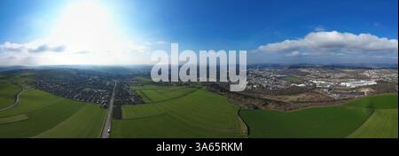 Panoramablick auf sanfte Hügel und Landschaft in der Nähe von Huddersfield, Yorkshire, Großbritannien, mit üppigen grünen Feldern, ländlichen Farmen und Industriegebieten Stockfoto