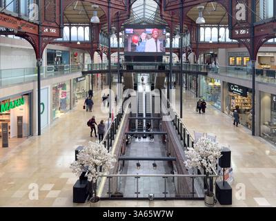 Bolton Market Place, der in ein modernes Einkaufszentrum umgebaut wurde und das ursprüngliche viktorianische Eisenwerk der Markthalle bewahrt hat Stockfoto