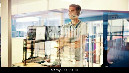 Kontrollraum, Headset und Lächeln mit Mann am Flughafen für Kommunikation, Sicherheit oder Wetterinformationen. Computerbildschirm, Denken und Fenster mit fröhlicher Luft Stockfoto