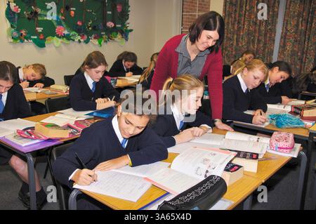 Lehrerin mit Mädchen im Klassenzimmer, Heathfield St Mary's School, London Road, Ascot, Berkshire, England, Vereinigtes Königreich Stockfoto