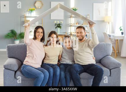 Familienfreundlicher Safe in neuem Zuhause, der das Dach zum Lachen bringt, nachdem er umgezogen ist und eine Wohnung gekauft hat Stockfoto