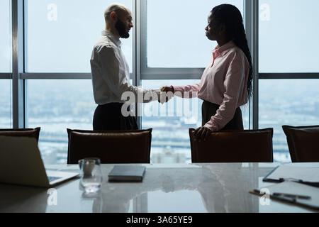 Geschäftspartner Begrüßen Einander Bei Der Besprechung Stockfoto