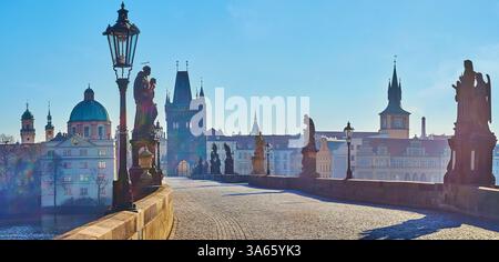 Panorama der historischen Karlsbrücke mit kunstvollen Brückenstatuen und dem mittelalterlichen Altstadtbrückenturm vor dem Hintergrund der Altstadthäuser, Prag, Stockfoto