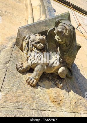 Der geschnitzte Löwe und Leogryph Grotesken an der Außenwand der mittelalterlichen Karlsbrücke in Prag, Tschechien Stockfoto