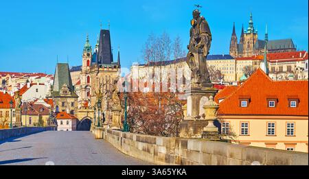 Panorama der beeindruckenden skulpturalen Karlsbrücke mit mittelalterlichem gotischen Mala Strana Brückenturm, Dächern des Kleinen Viertels und Hradcany, Prag, Tschechien Stockfoto