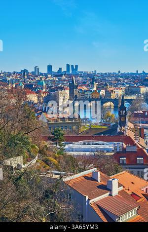 Die mittelalterlichen Ziegeldächer, die Karlsbrücke über die Moldau, Türme und Kuppeln von Stare Mesto, von der Aussichtsterrasse der Chotek Gardens, P Stockfoto
