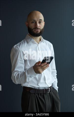 Junger Geschäftsmann, Der Sein Smartphone Benutzt Stockfoto