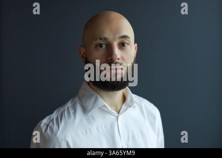 Porträt Des Jungen Bärtigen Geschäftsmannes Stockfoto
