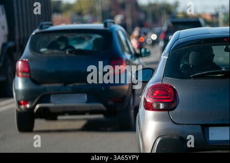 Autos stecken in einem Stau auf einer stark befahrenen Straße in Marokko am Nachmittag fest. Stockfoto